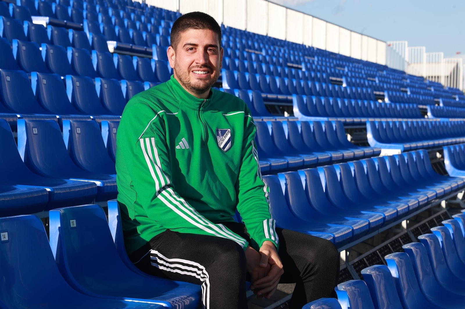 Kuiki, entrenador del Atlético Onubense, posa para Huelva Información.