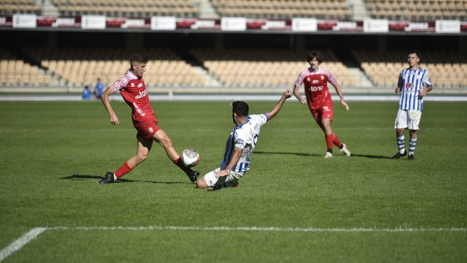Kevin se tira a pies de Salvi de los Ríos para impedir su remate.