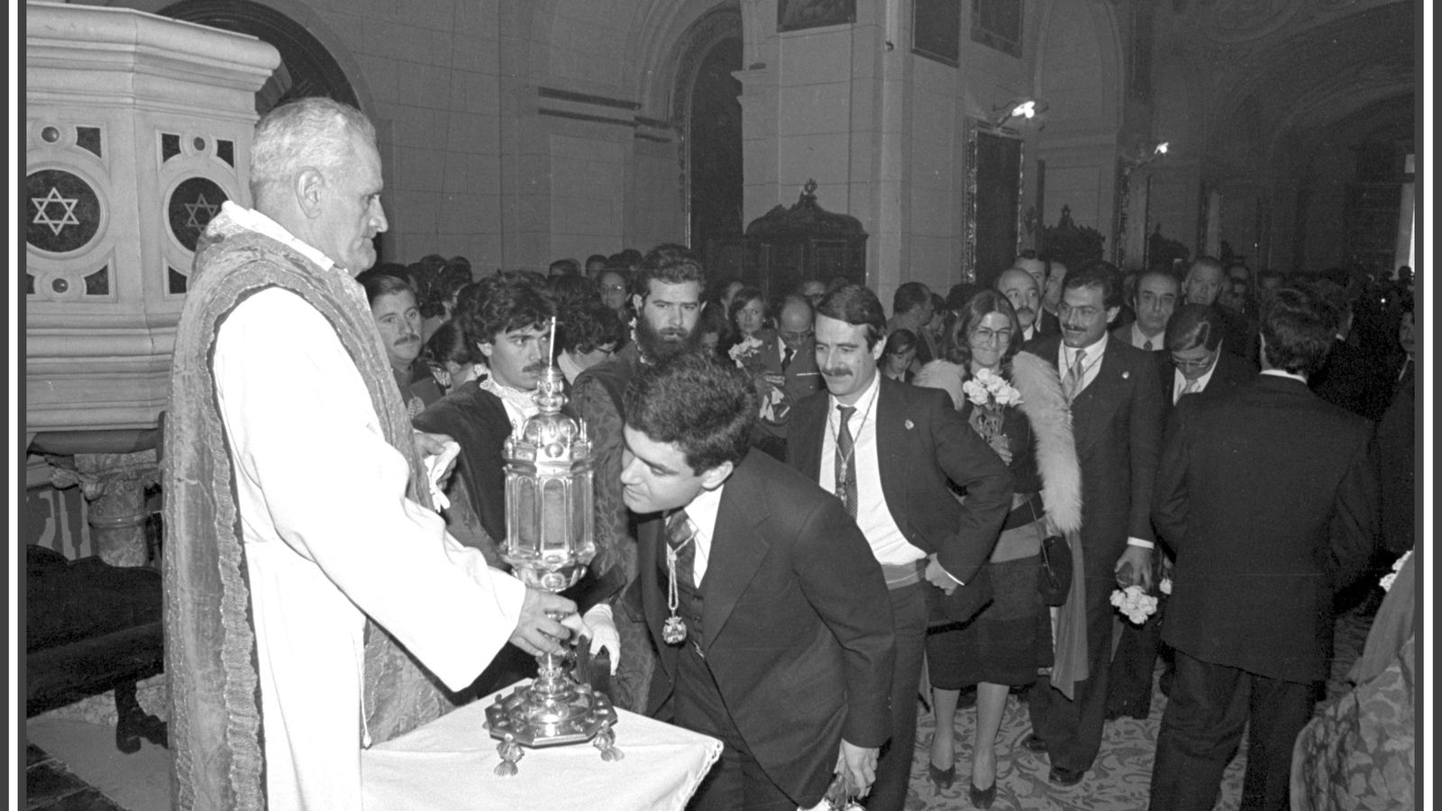 José Miguel besa la urna con las cenizas de San Cecilio.