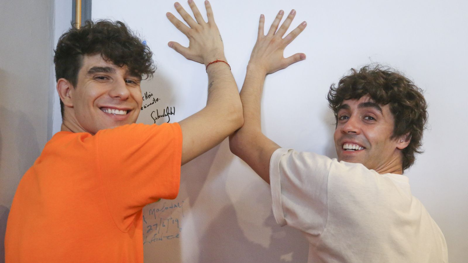 Los Javis dejan sus huellas en la tercera planta del Cervantes.