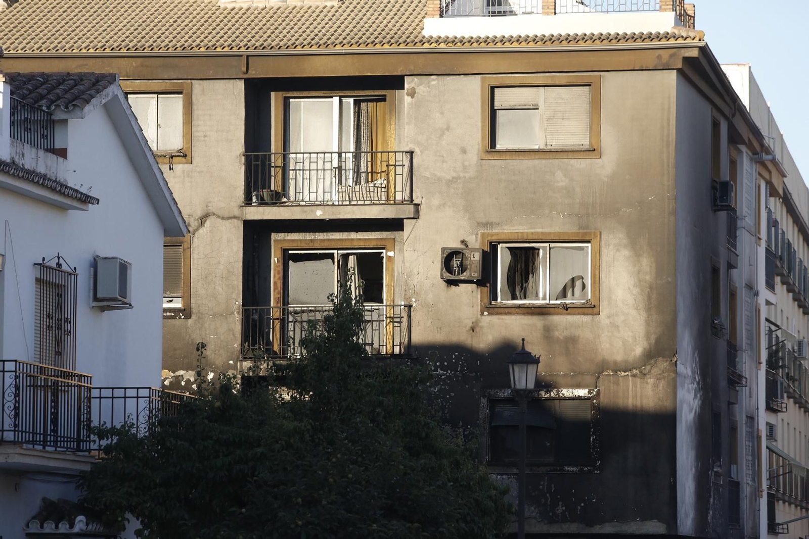Incendio de un edificio de 18 viviendas en Ronda, en fotos