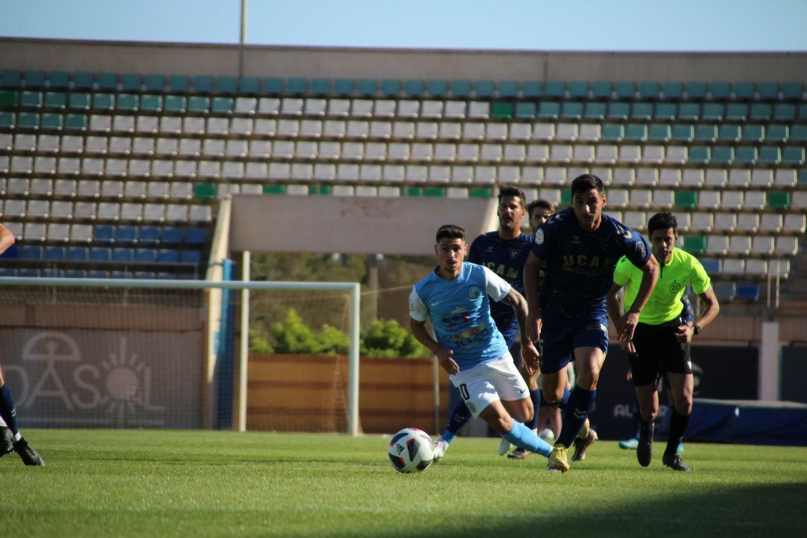 Alberto Fuentes persigue a un rival en la presión para la recuperación del balón durante el último partido disputado en Santo Domingo.
