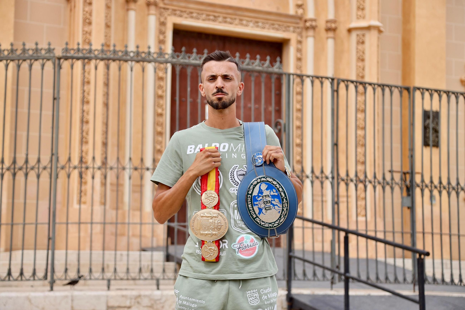 Baldo Mira con el cinturón de Europa y España.