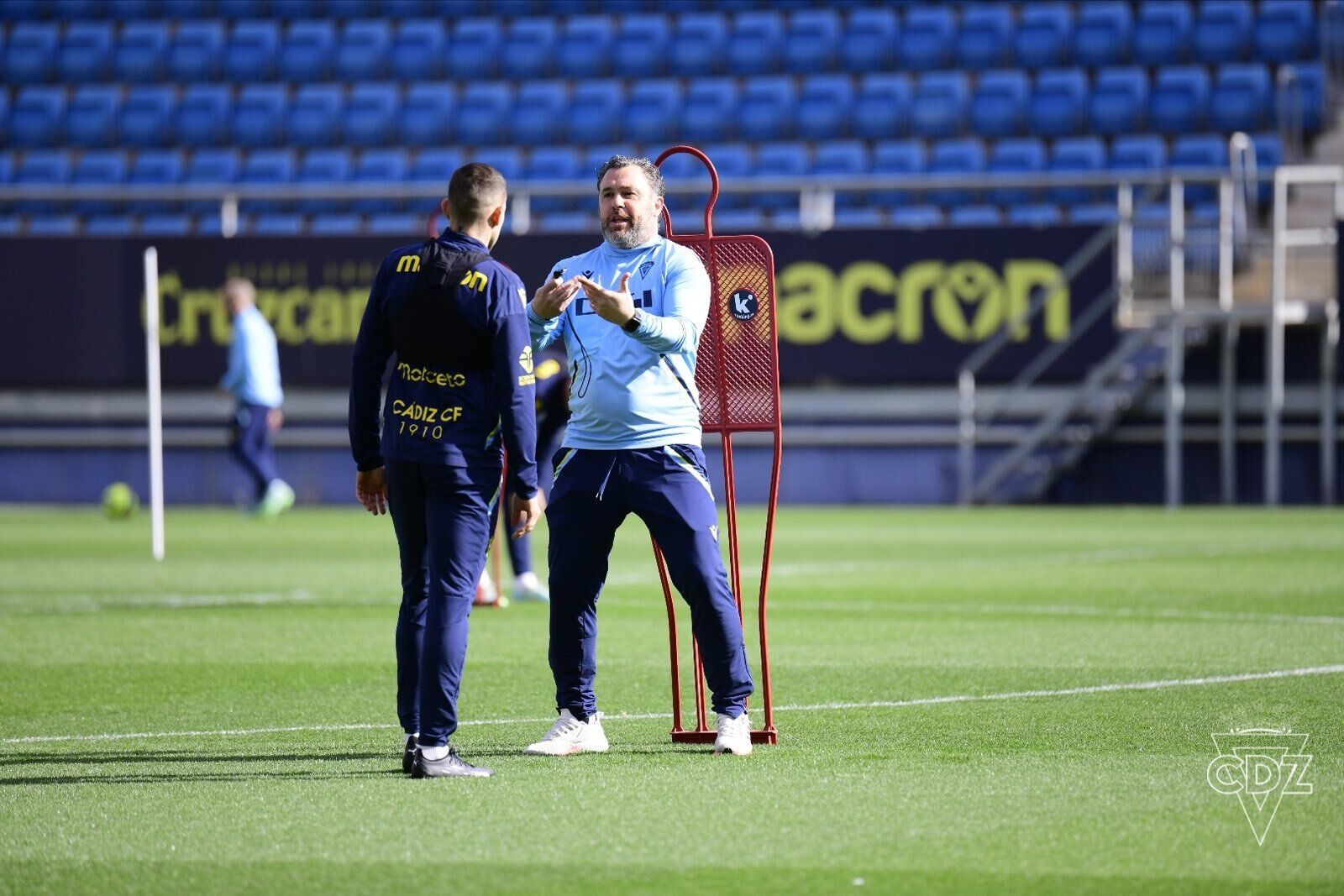 Sergio González debe buscar una solución ante la previsible baja de Ocampo.