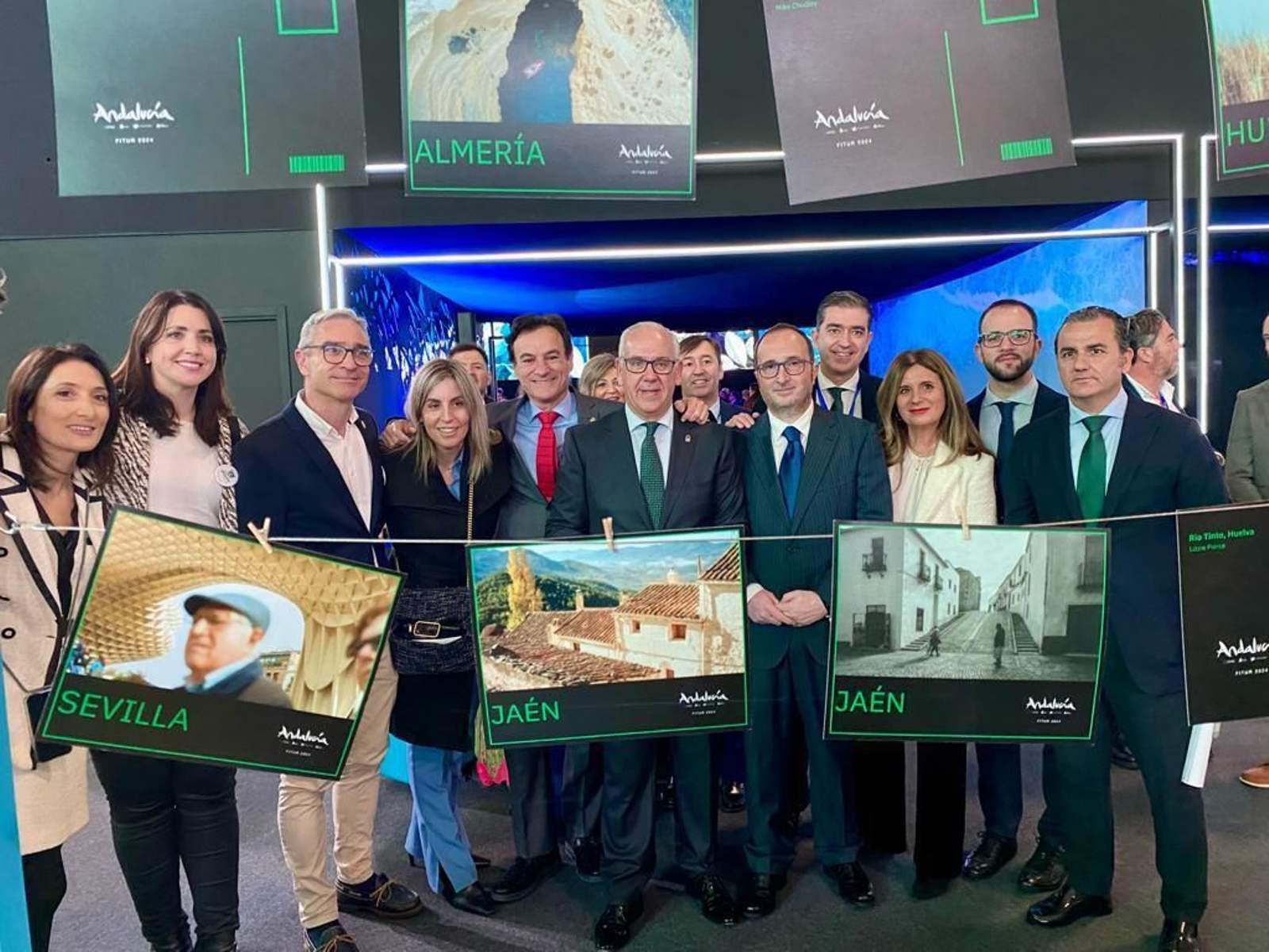 Jesús Estrella, junto a alcaldes del PP y otros cargos, en el pabellón de Andalucía.