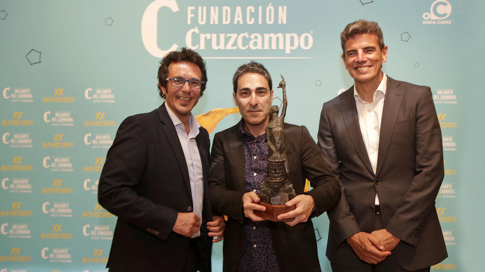 Antonio Martínez Ares muestra la escultura de Berraquero de su 'Baluarte' junto al alcalde de Cádiz, José María González, y el vicepresidente de la Fundación Cruzcampo, Marcos Tarancón. Antonio Martínez Ares muestra la escultura de Berraquero de su 'Baluarte' junto al alcalde de Cádiz, José María González, y el vicepresidente de la Fundación Cruzcampo, Marcos Tarancón.