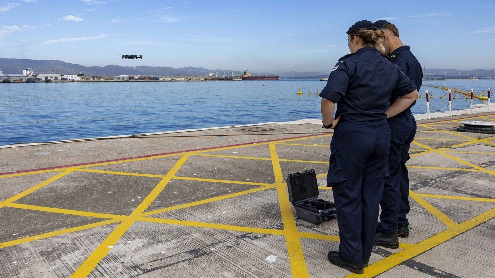 Miembros del Escuadrón de Gibraltar de la Marina Real Británica (Royal Navy) vuelan un dron sobre la Bahía de Algeciras, el pasado 24 de julio.