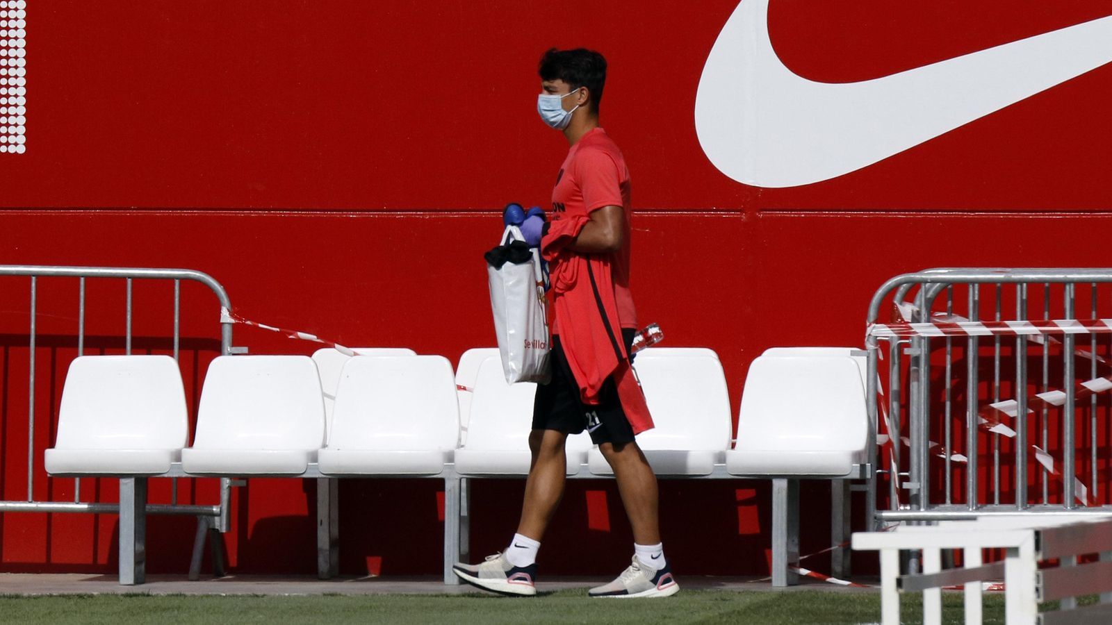 Óliver Torres llega a la ciudad deportiva con la obligatoria protección.