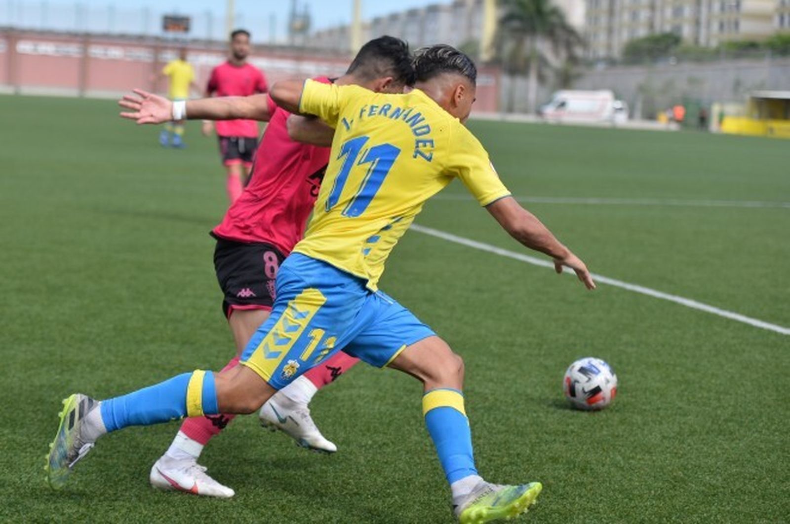 Sandro Toscano pugna con Juan Fernández.