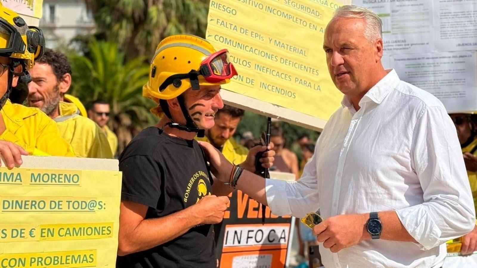 El secretario general del PSOE de Cádiz, Juan Carlos Ruiz Boix, en la concentración de los bomberos forestales en Cádiz.