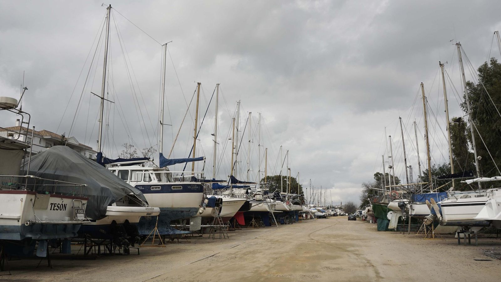 Embarcaciones en la marina seca de Puerto Gelves.