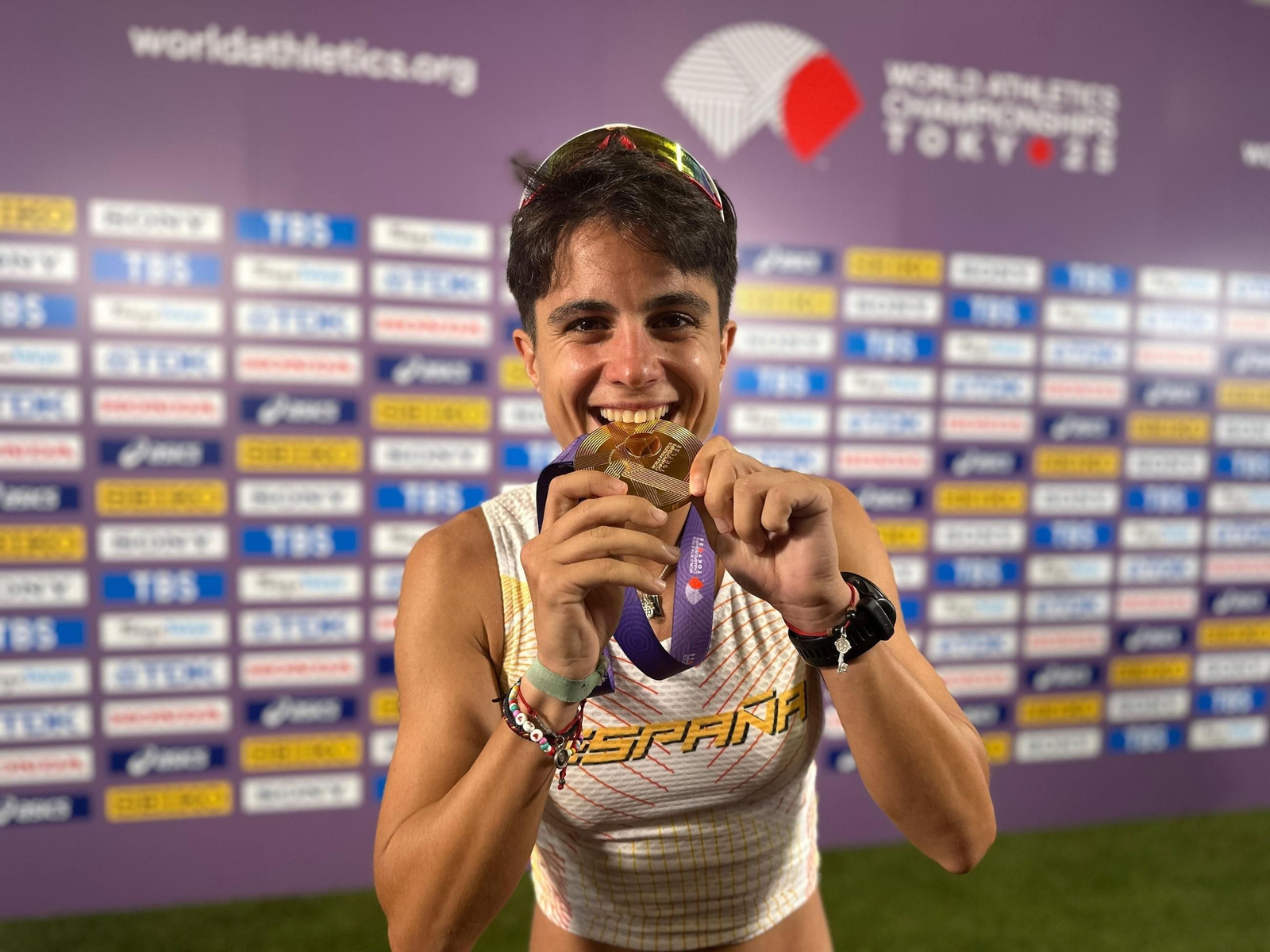 María Pérez con una de las medallas de oro logradas en Tokio