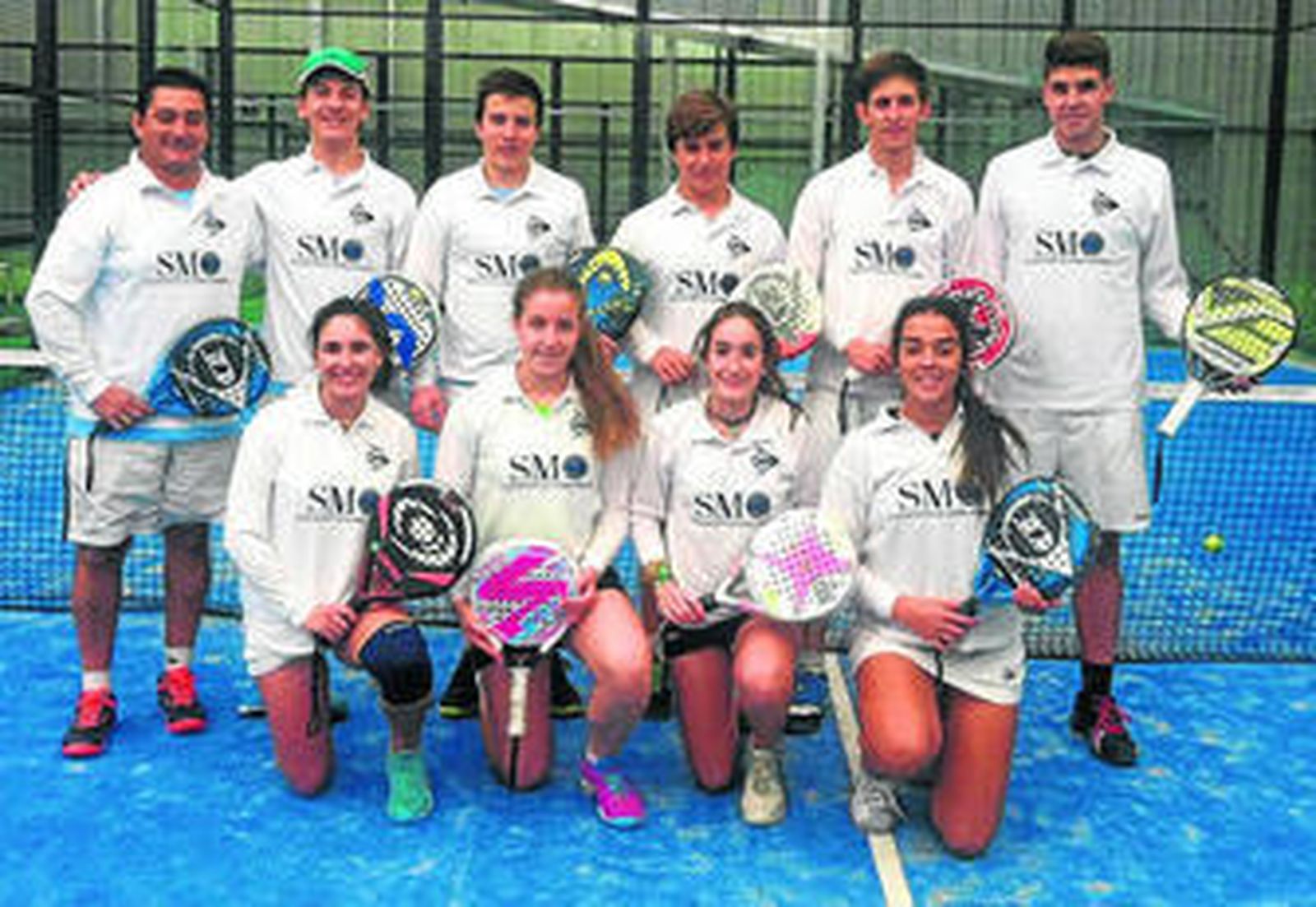 Los miembros del Sierra Morena, junto a su técnico Alfonso Caballero.