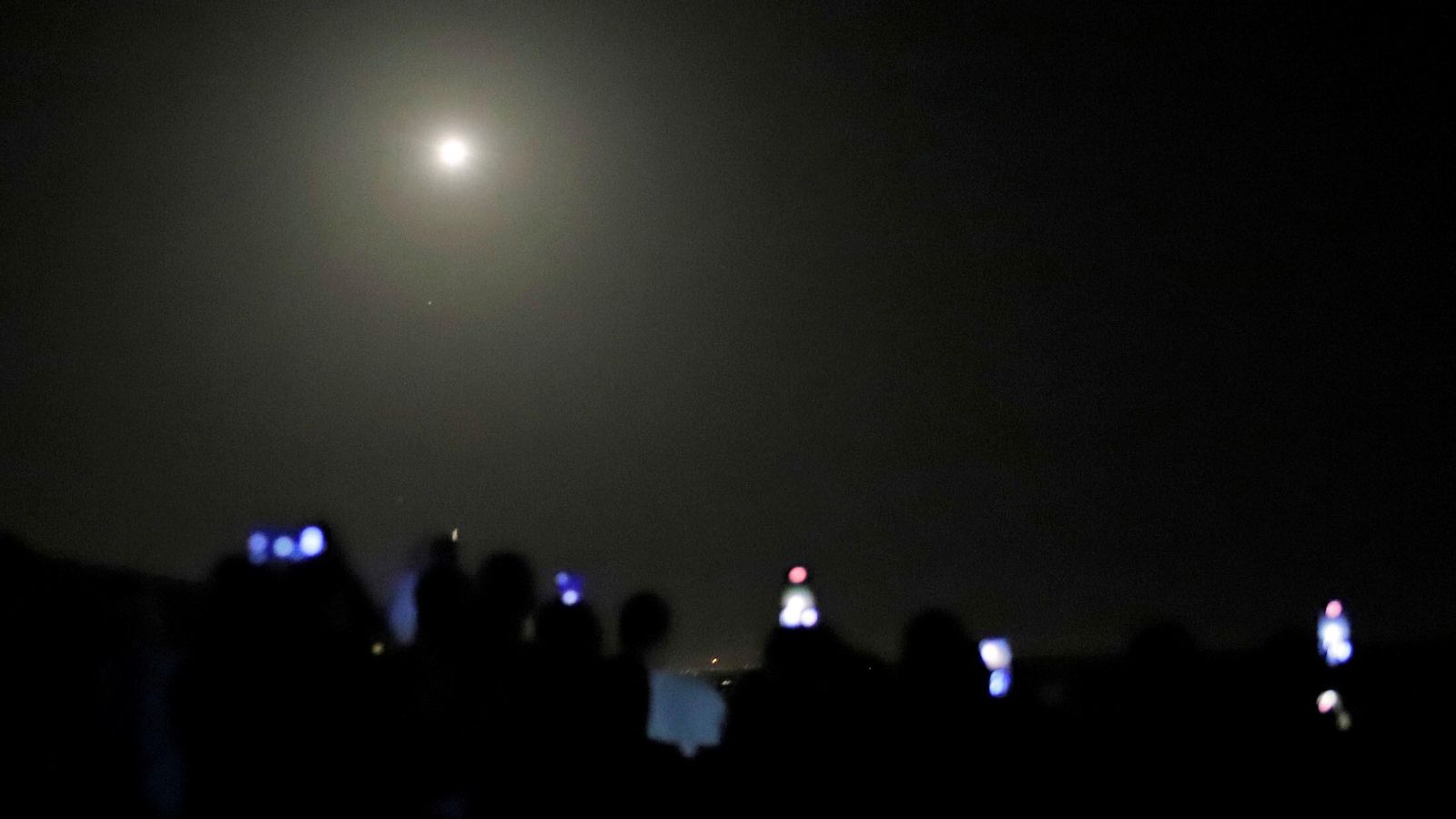 Numerosos móviles captan el despegue del Miura 1, en la madrugada del sábado.