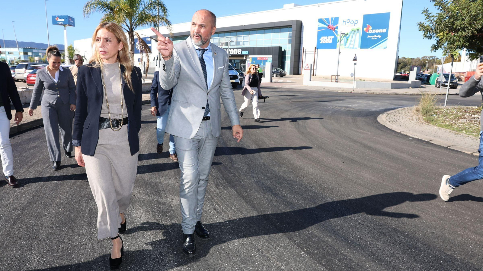 Almudena Martínez y Miguel Alconchel visitan los trabajos que afectan al polígono industrial de Palmones, Guadacorte y Los Cortijillos.