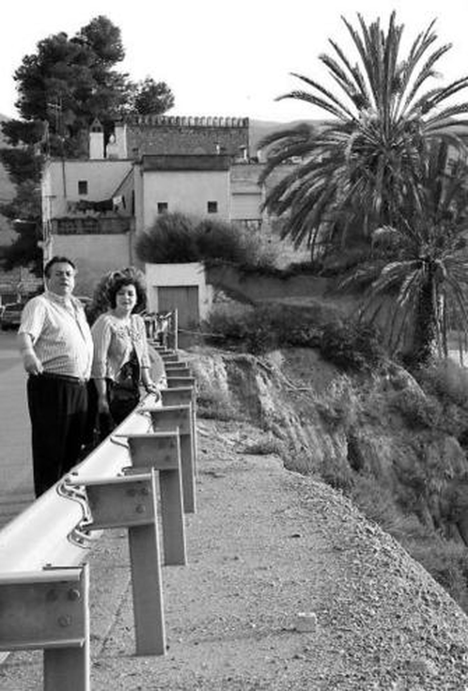 La delegada y el alcalde de Alhabia,  en la futura variante.