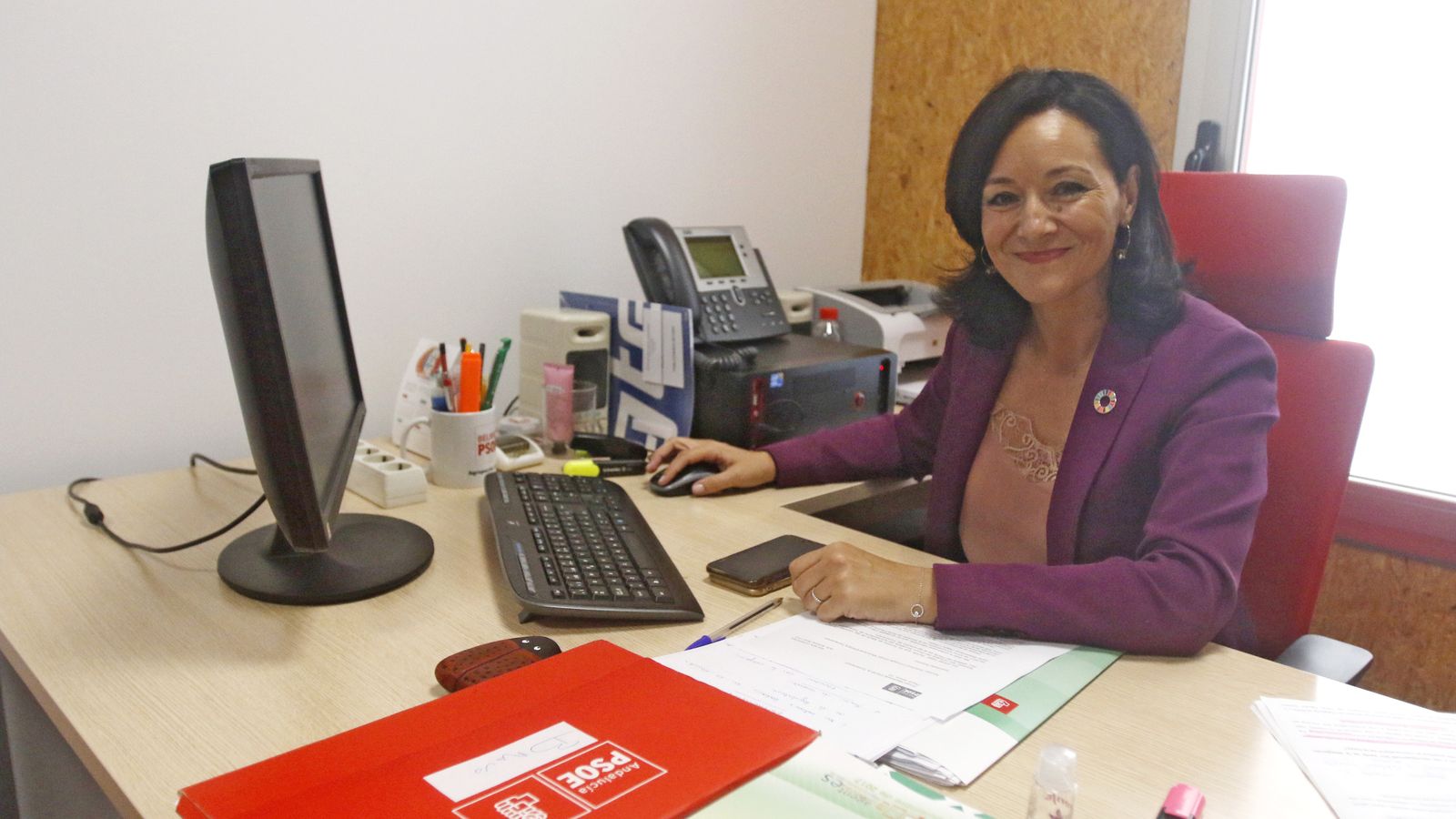 En su despacho en la sede socialista.