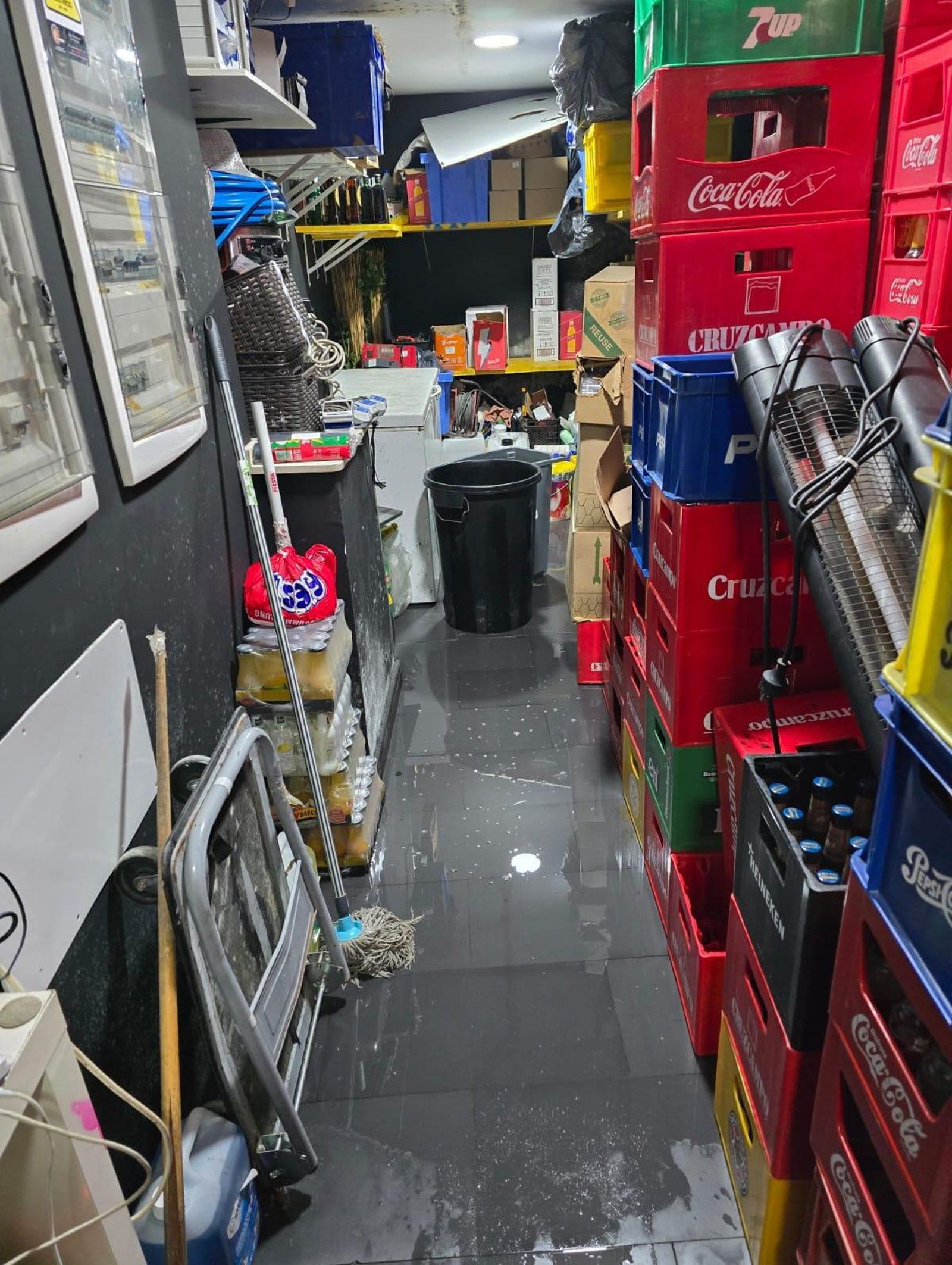 Almacén del local Soho, con el suelo encharcado por la gotera permanente.