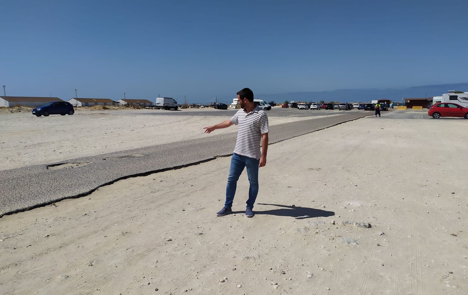 Javier Botella muestra los desperfectos del acceso al aparcamiento de La Puntilla.