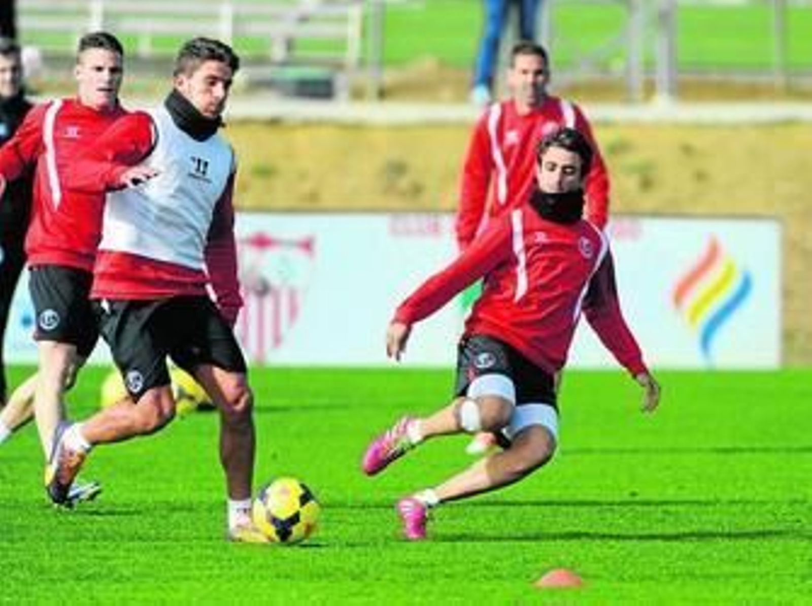 Carriço avanza ante Pareja, con Gameiro y Fernando Navarro detrás.