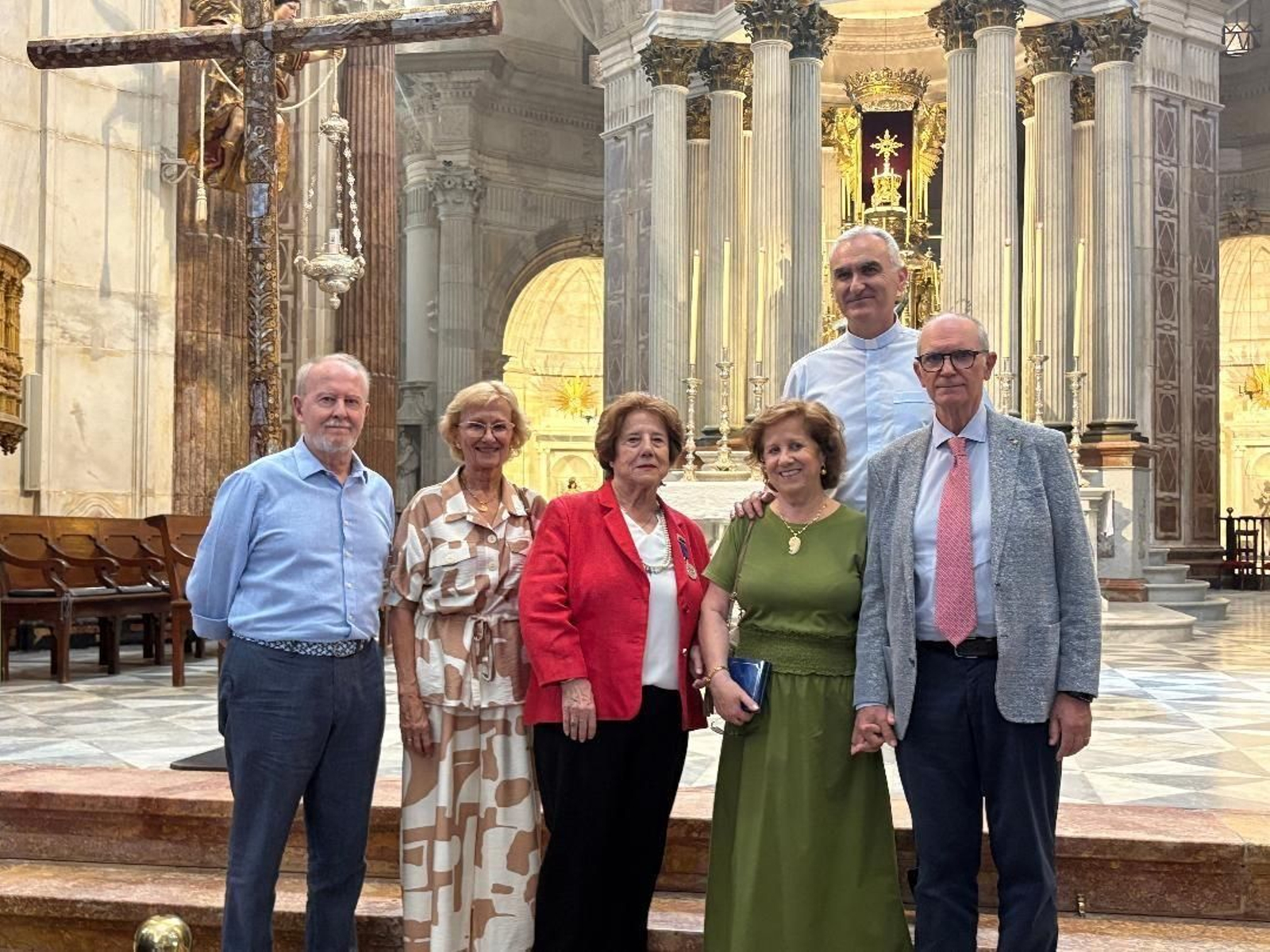 María Dolores Orte tras recibir la Medalla, con Víctor Evia, Curra y María Orte, el padre Fernando Campos y Luis Rosety.