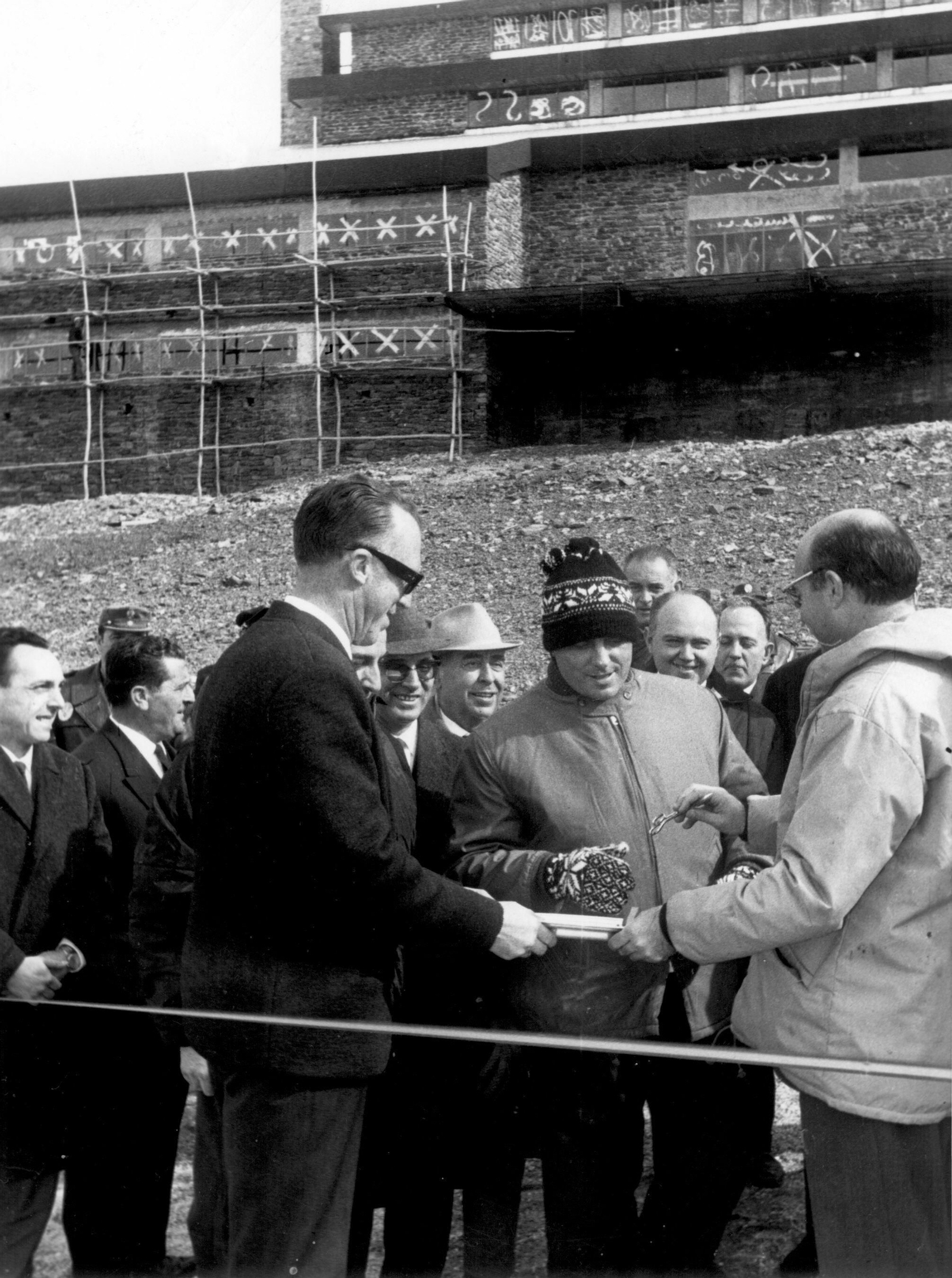 El ministro de Información y Turismo, Manuel Fraga, acompañado del director general de Cetursa, León Herrera, y de otras autoridades granadinas, inaugura la estación de Sol y Nieve en 1966