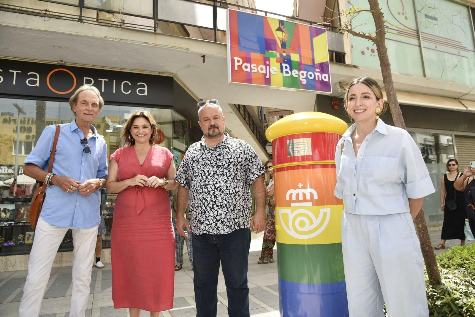 La inauguración del primer buzón de Correos LGTBI de Torremolinos.