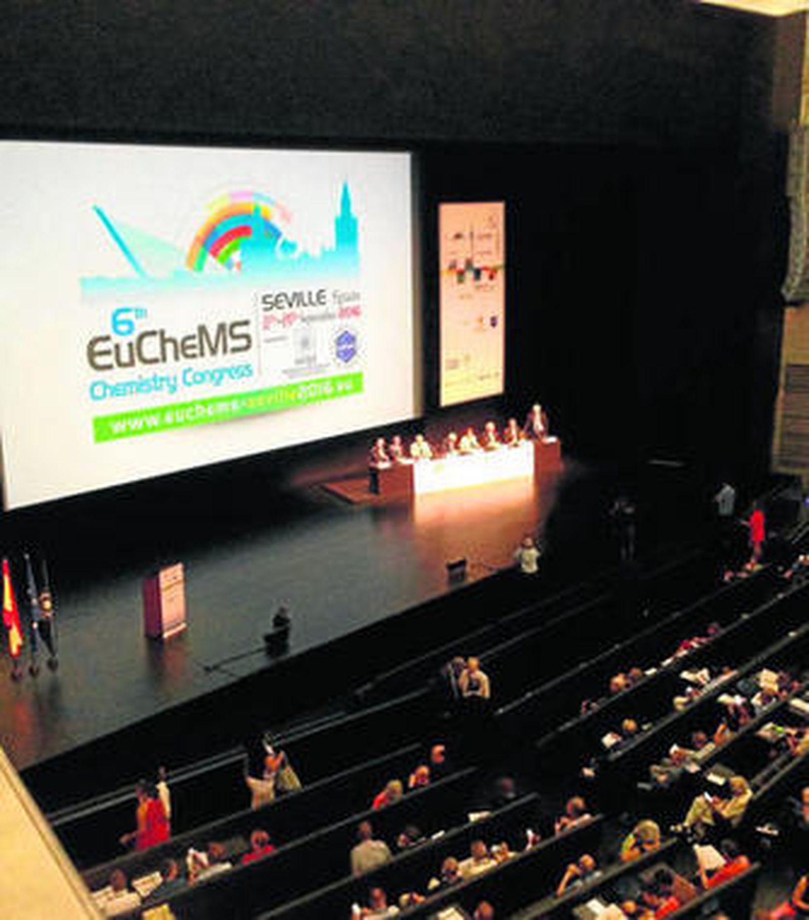 El público sigue la inauguración del congreso Euchems, ayer en Sevilla.