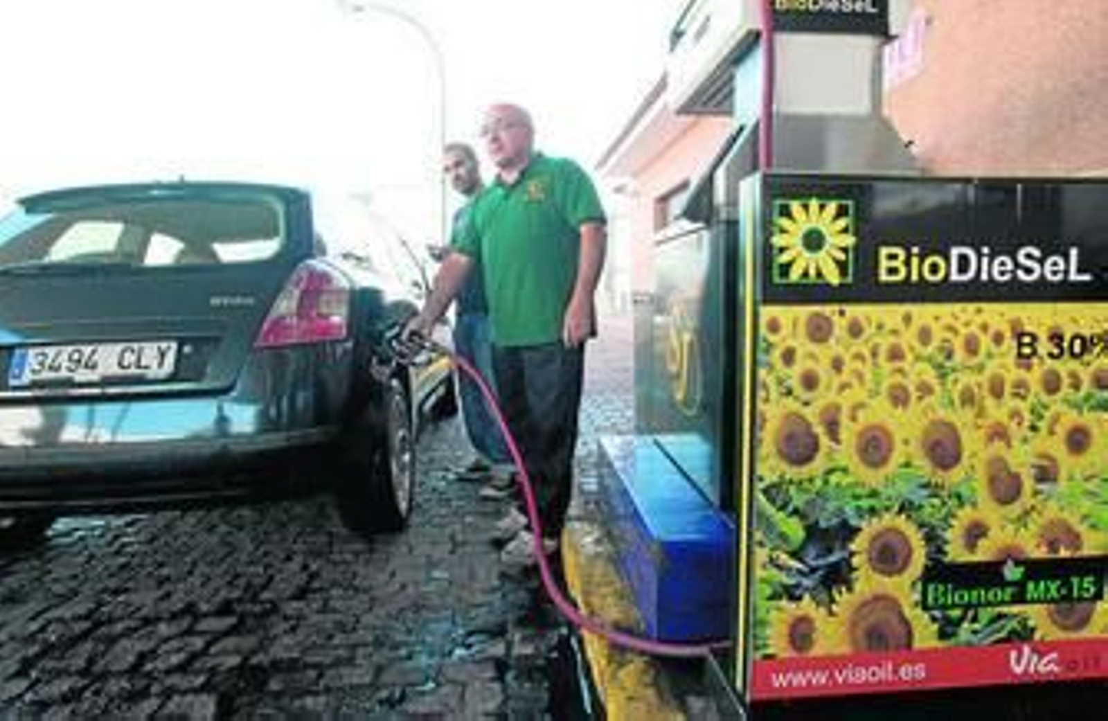 Un vehículo reposta biodiésel en la Estación de Servicio de San Jerónimo.