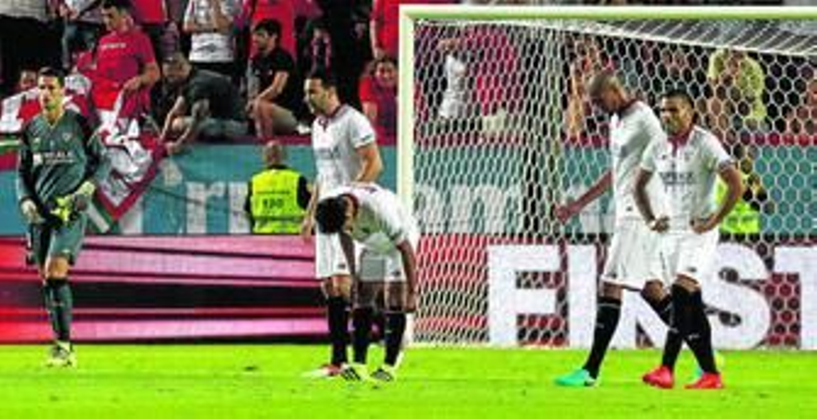 Los futbolistas del Sevilla se lamentan después de encajar el primer gol en el encuentro frente al Barcelona.