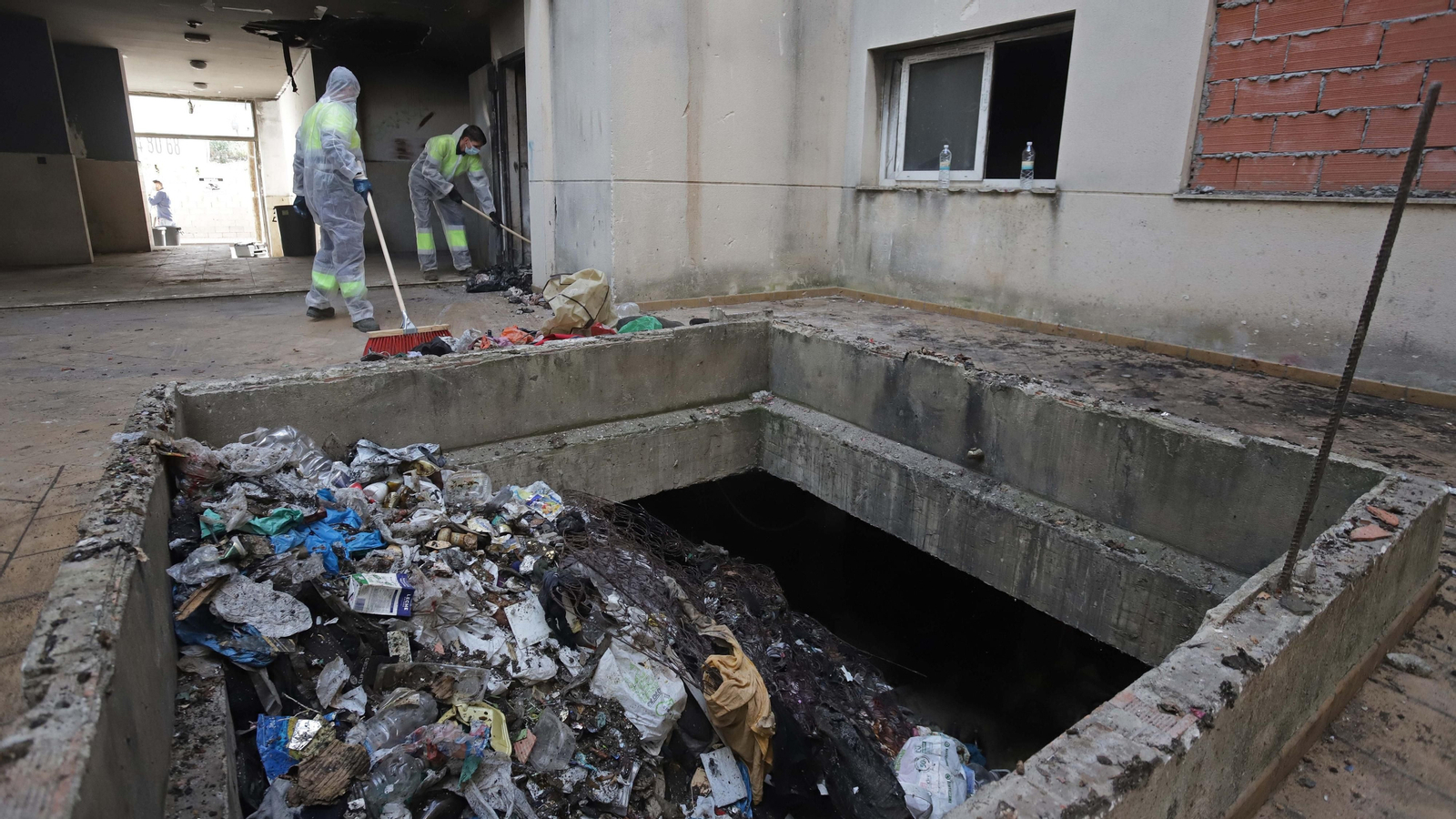 Fotos de las tareas de limpieza del edificio okupa en El Secano