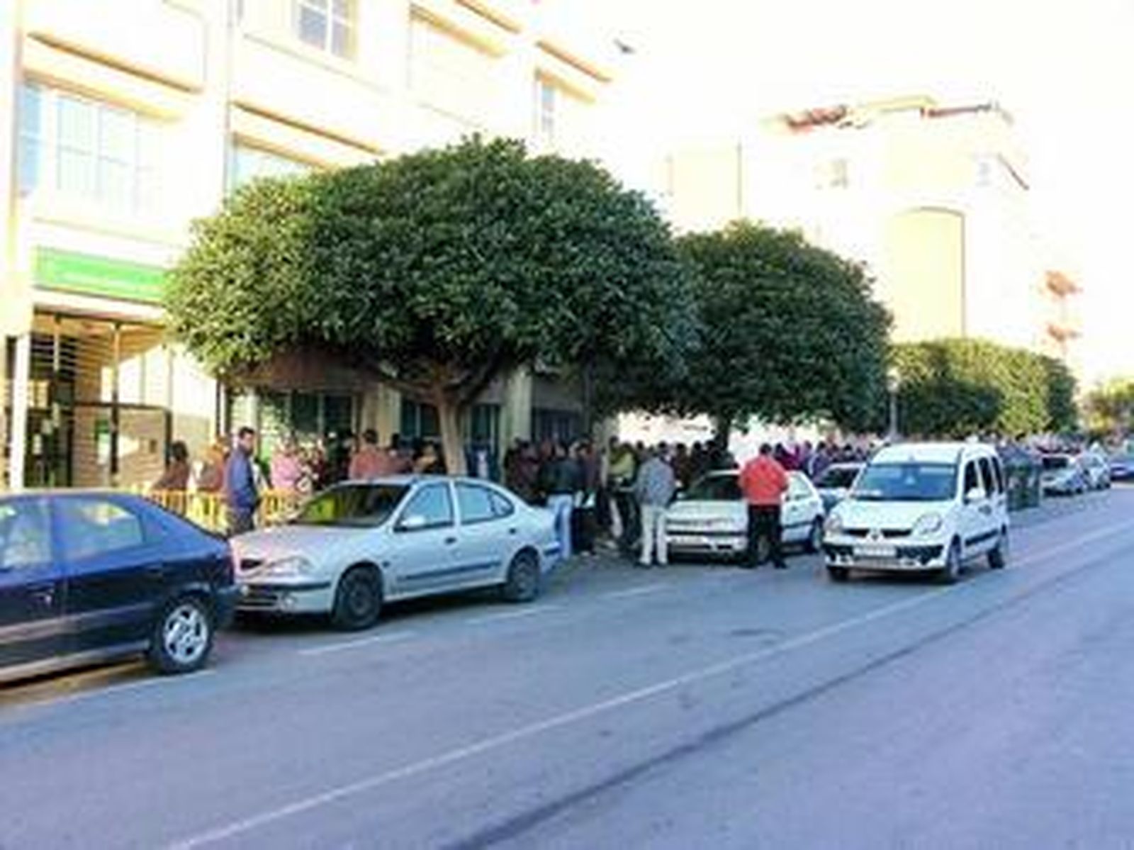 La oficina del SAE de El Puerto registra numerosas colas de desempleados de múltiples nacionalidades.