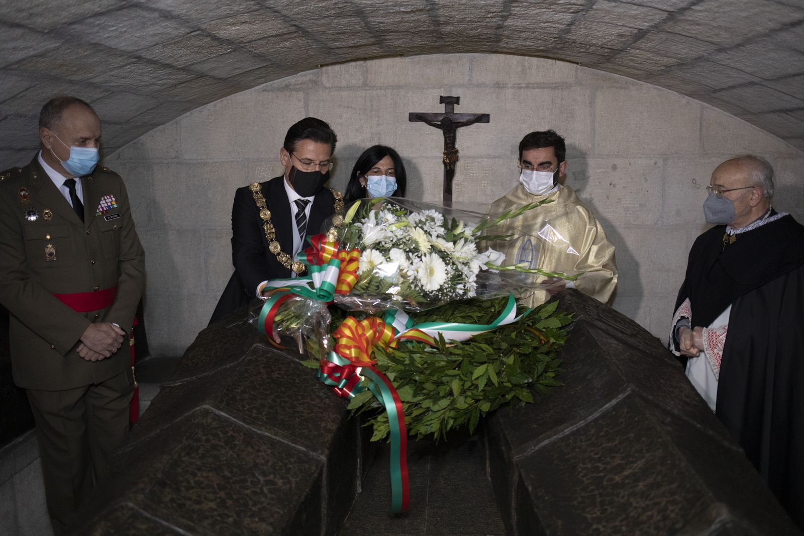 Fotos de la Toma de Granada: La tremolación más íntima del Pendón en el interior de la Capilla Real