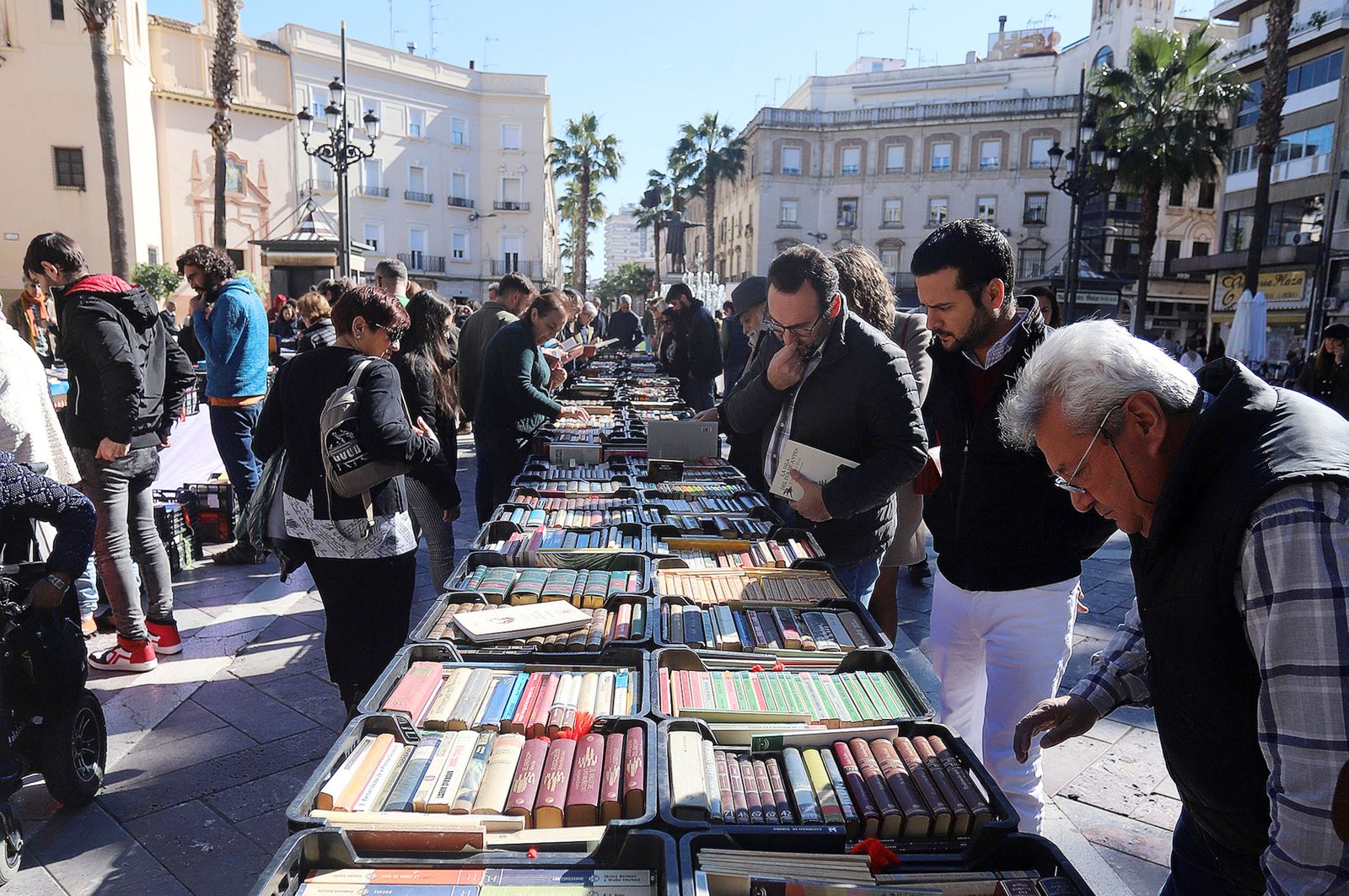 Imágenes del mercadillo de Ayre Solidario en la Plaza de las Monjas