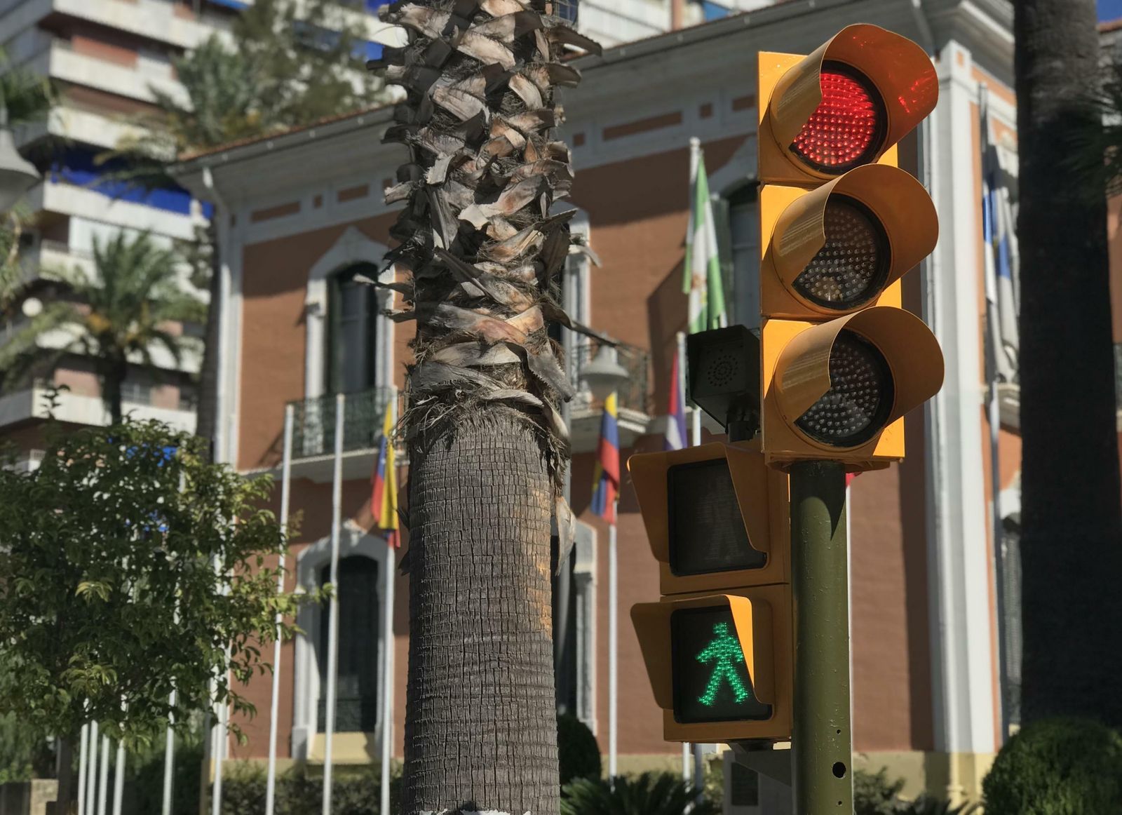 Semáforo de la Casa Colón, al inicio de la Gran Vía.