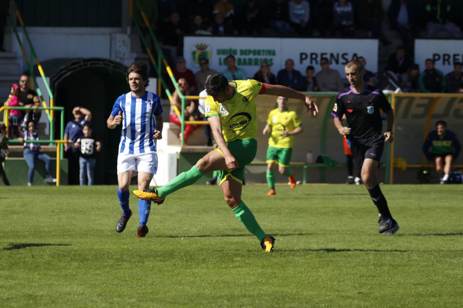 El gualdiverde Mario golpea en el gol de la Unión