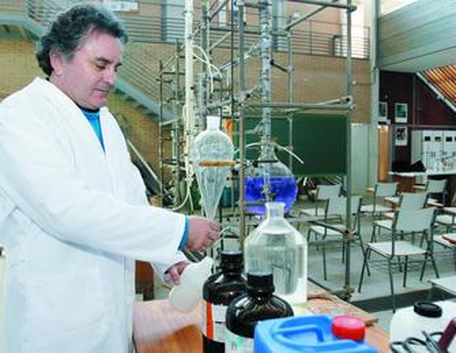 José Luis Guil, en el laboratorio de la Universidad de Almería.