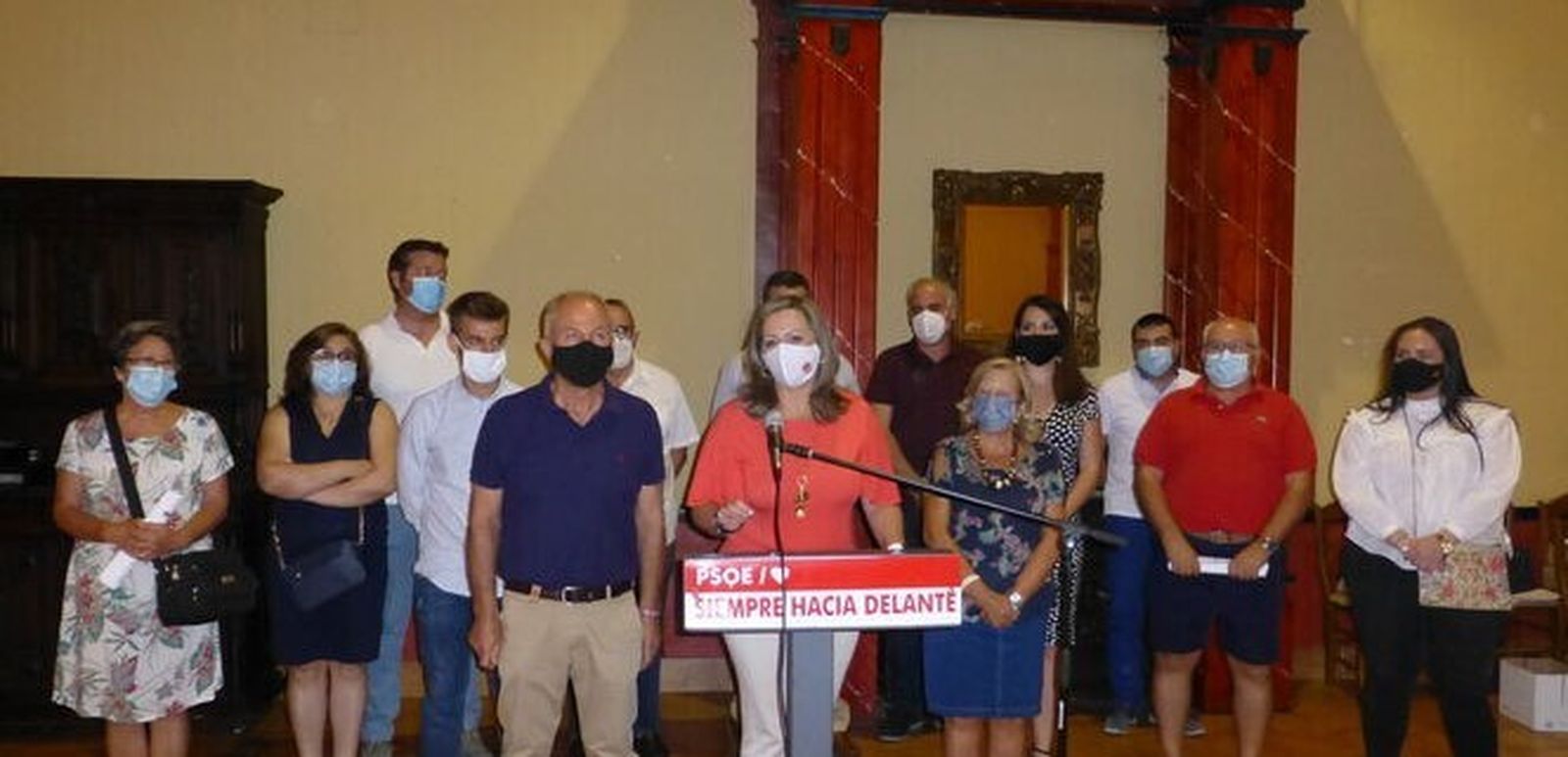 María Jesús Serrano, junto a miembros del PSOE de Baena.