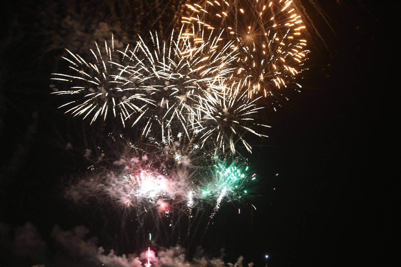 Las imágenes de los fuegos artificiales que han cerrado la Feria de Almería 2023