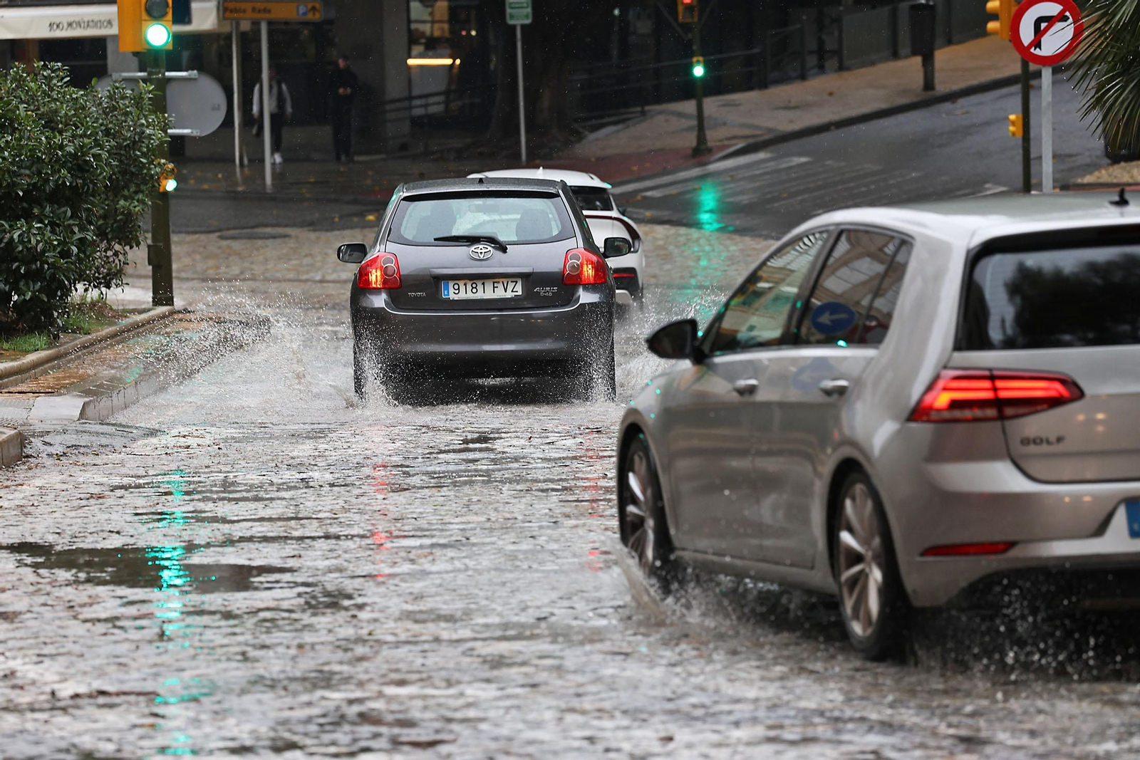 Imágenes de la lluviosa mañana de sábado en Huelva