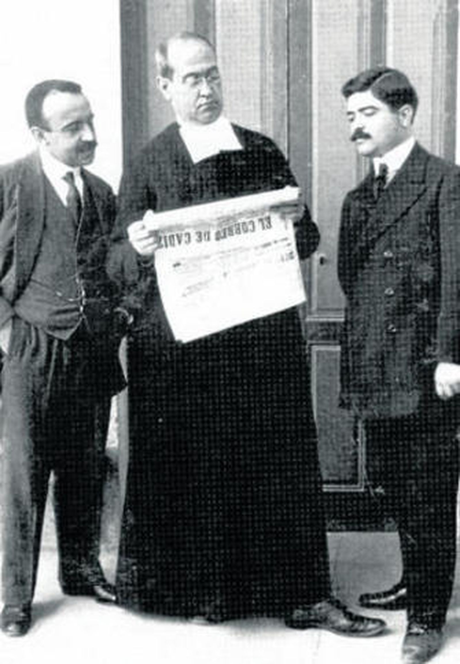 La comunidad lasaliana y directivos de la asociación de antiguos alumnos de la Viña en los años 30.