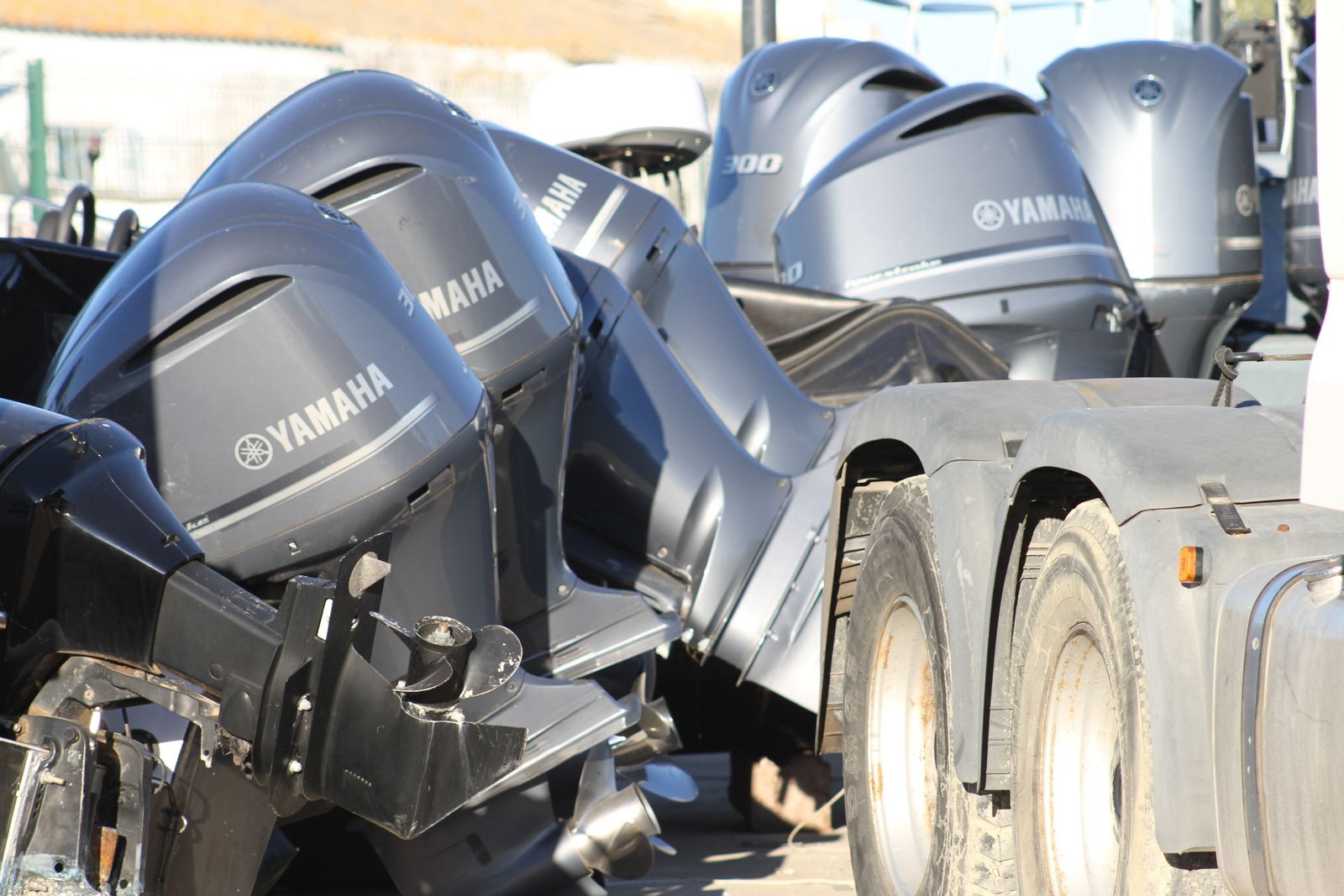 Varios motores de embarcaciones incautadas se apilan en las instalaciones del depósito de Conil.