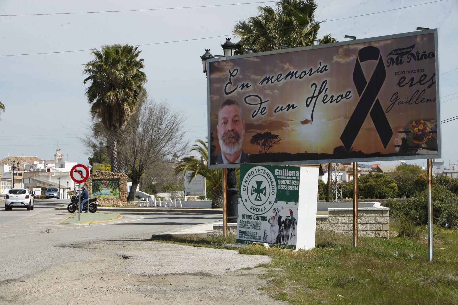 El cartel con el homenaje al guardia civil fallecido.