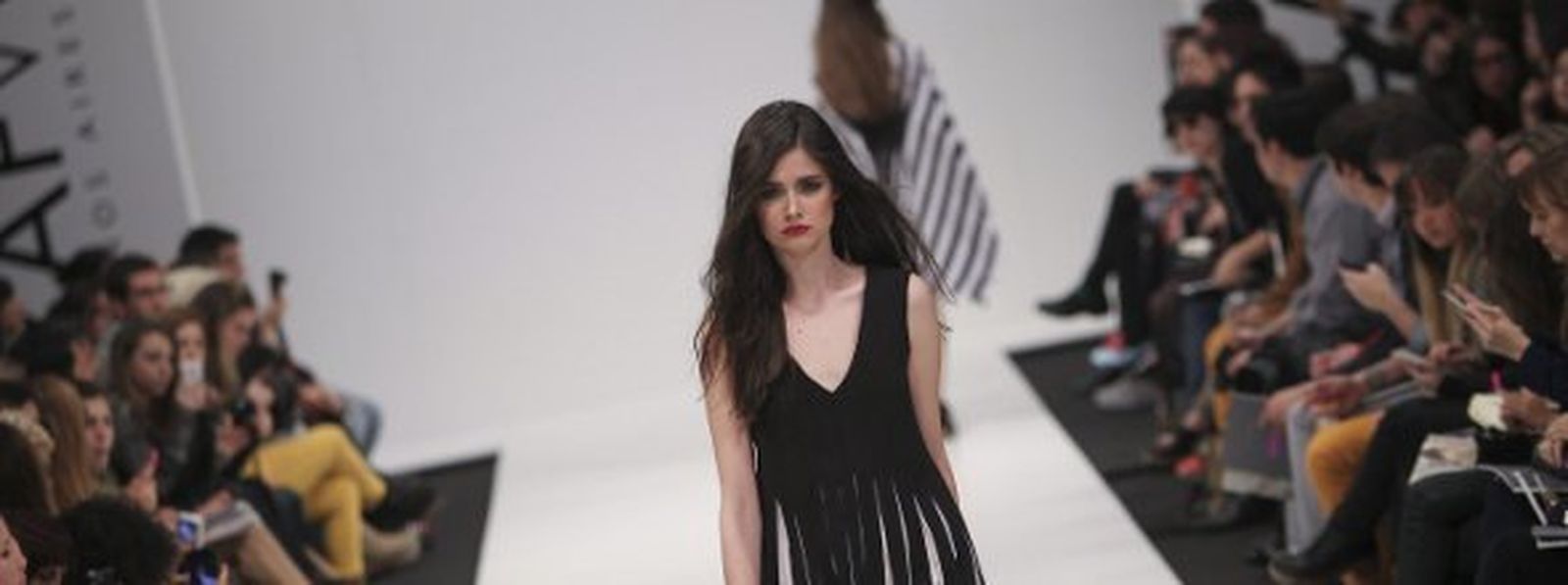 Una modelo luce un traje de la diseñadora argentina Andrea Urtquizu en la semana de la moda de Buenos Aires.  EFE/David Fernández.