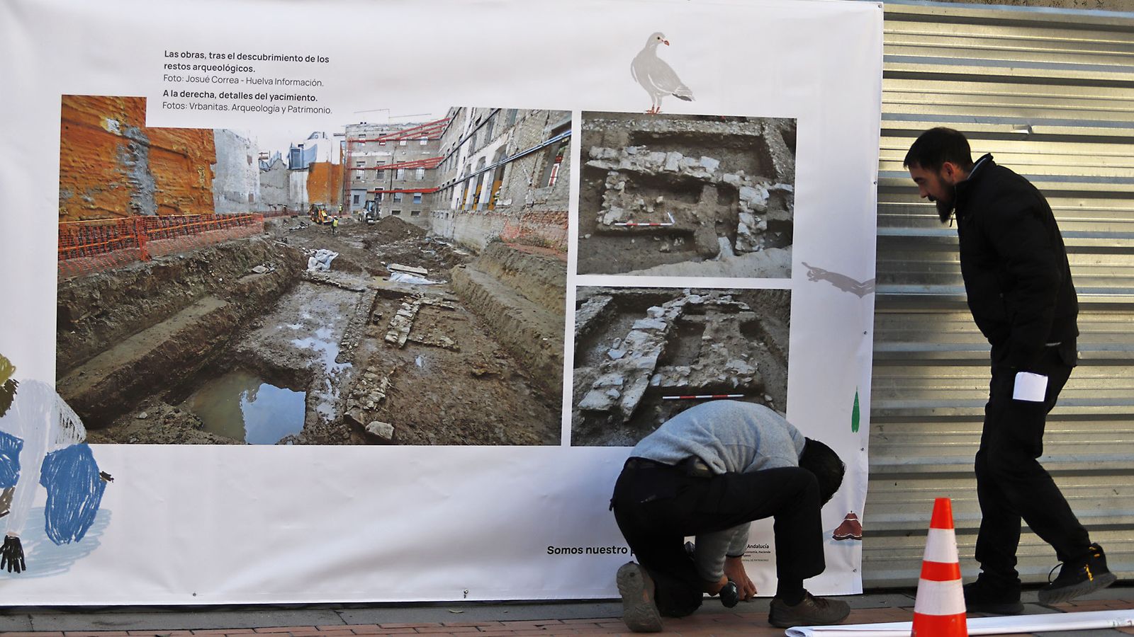 Imágenes de la colocación de vinilos de los restos arqueológicos encontrados en el antiguo edificio de Hacienda