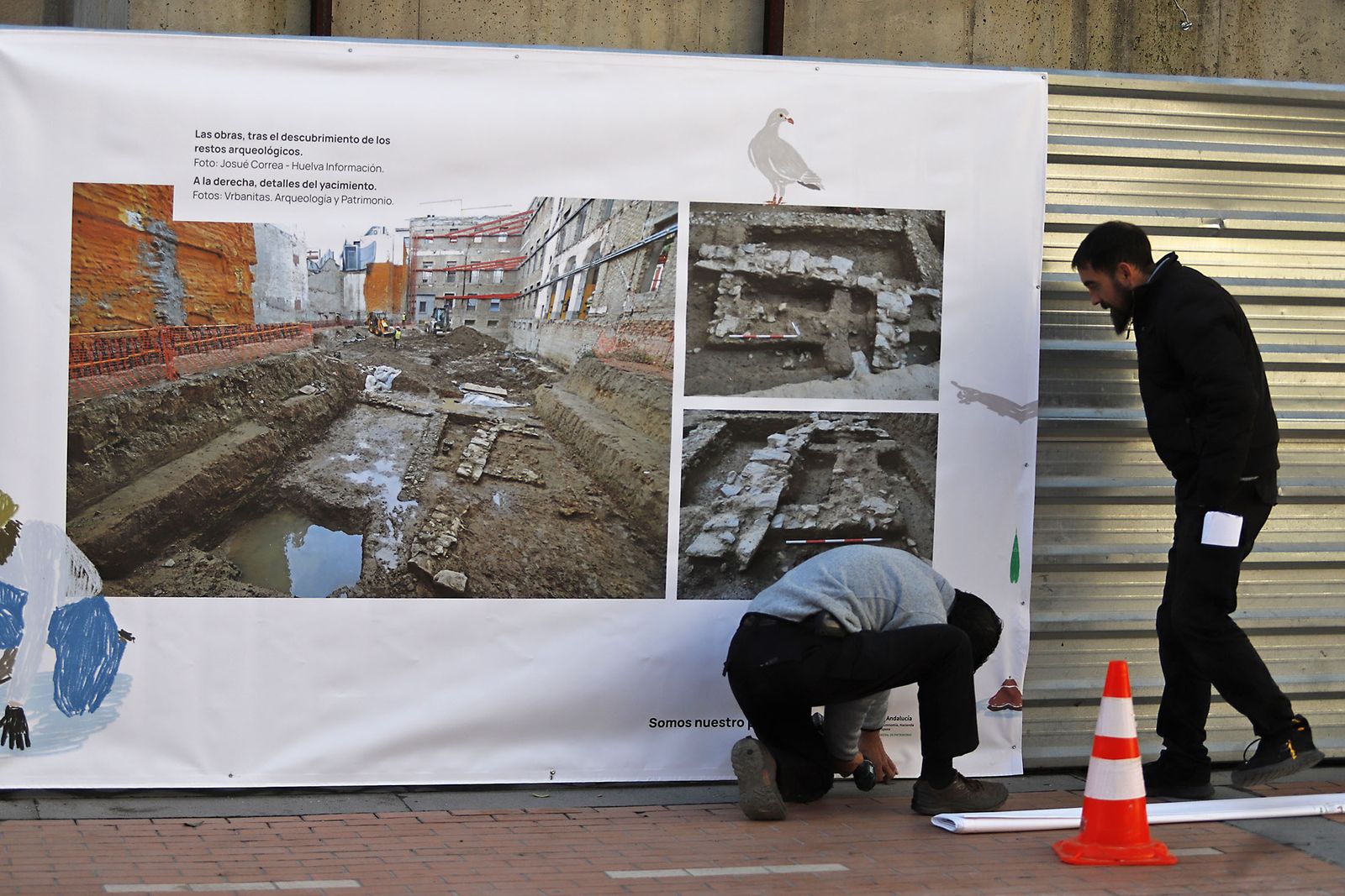 Imágenes de la colocación de vinilos de los restos arqueológicos encontrados en el antiguo edificio de Hacienda