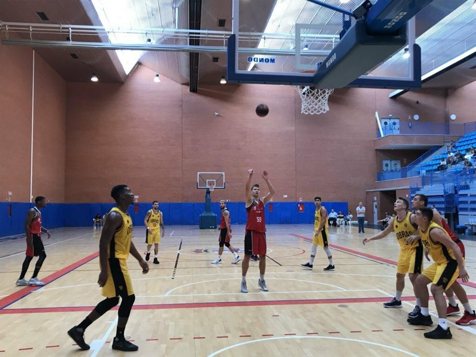 Imagen del Montakit Fuenlabrada-Obras Sanitarias, con Francis Alonso al fondo.