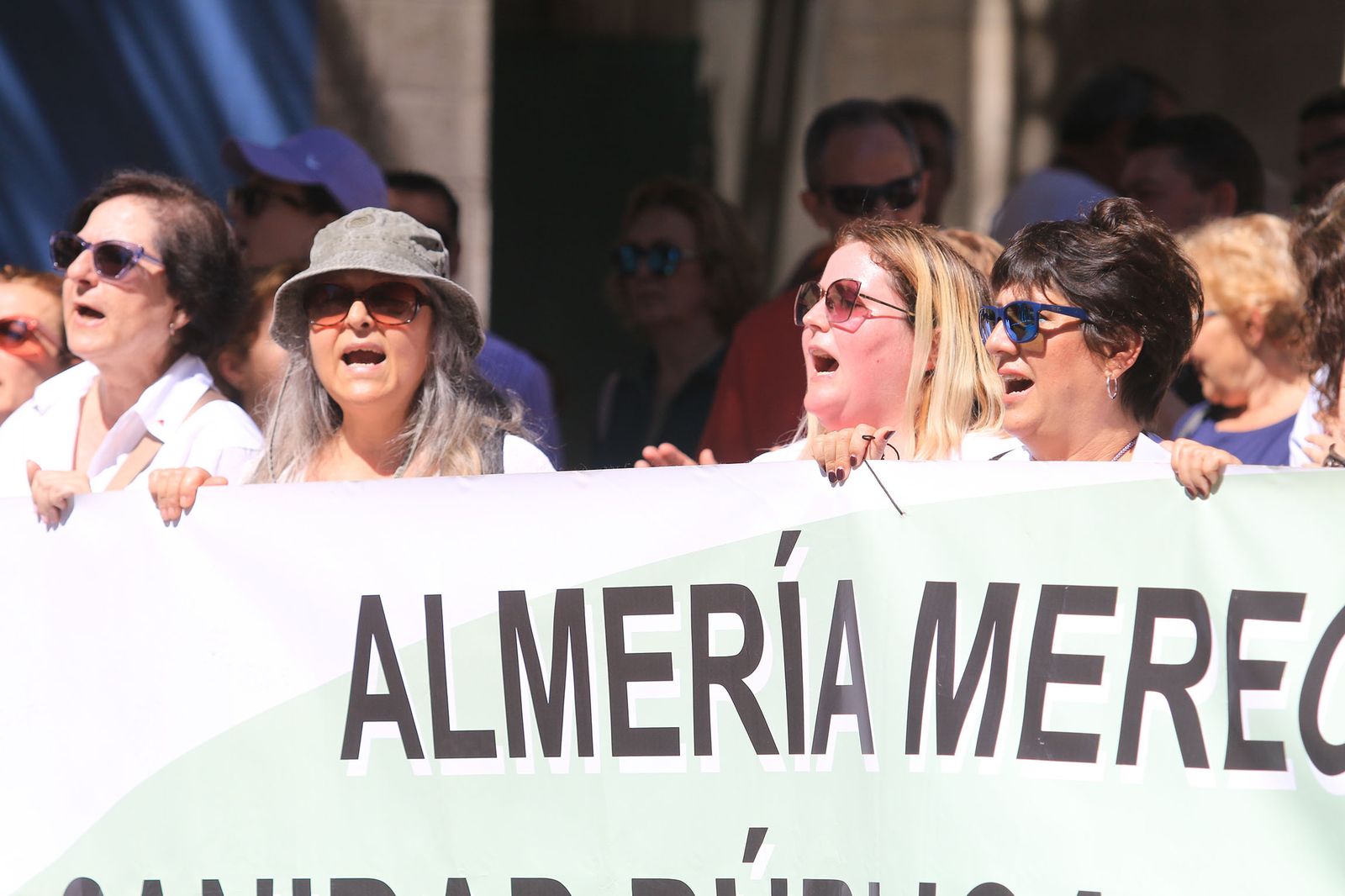 Los sanitarios de Almería se manifiestan contra la mala salud de la sanidad andaluza