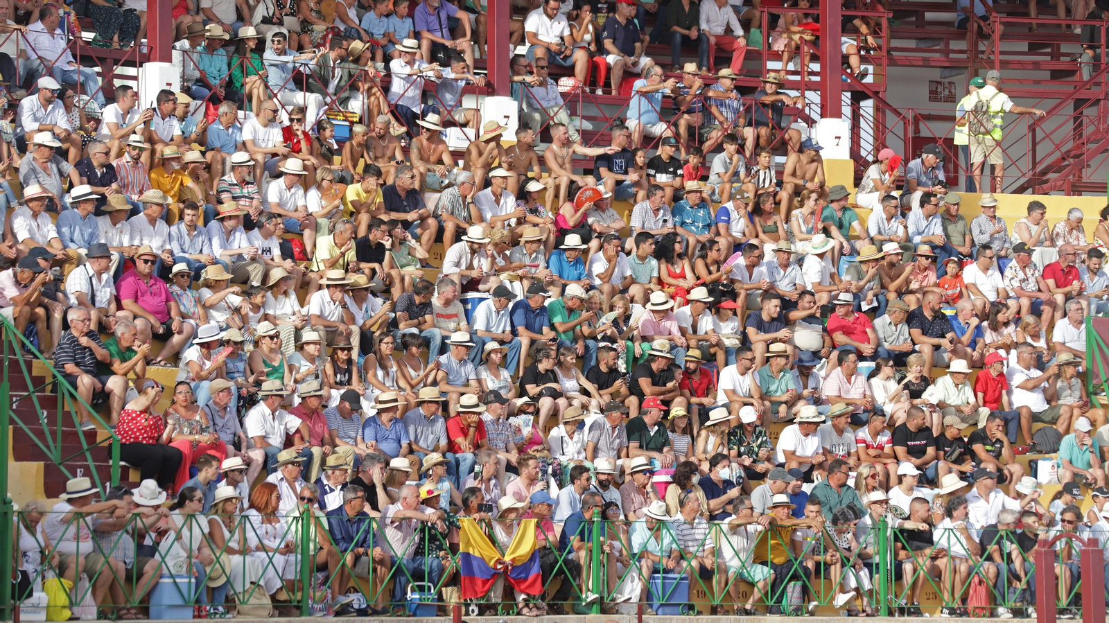Ambiente en la corrida del jueves de la Feria de La Línea