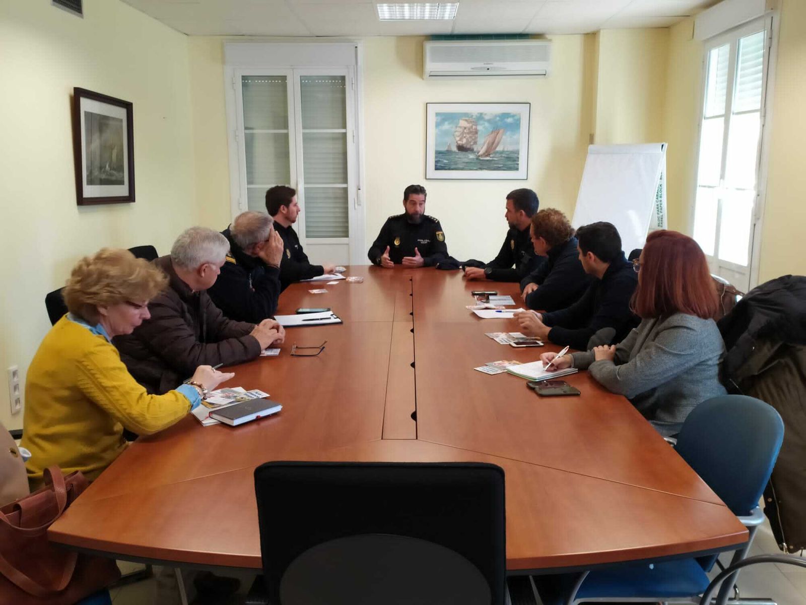 Imagen de la reunión mantenida entre la Policía Nacional y los representantes de los comerciantes para conocer el plan Comercio Seguro.